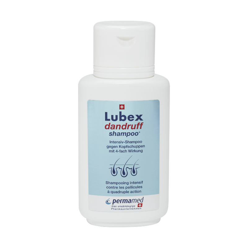 Application of Lubex Dandruff Shampoo on wet hair – scalp care for flakes & itching