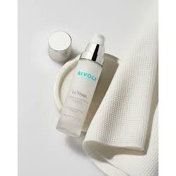 Applying RIVOLI Crème Nutrition Intense on face, neck & décolleté