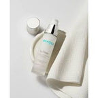 Applying RIVOLI Crème Nutrition Intense on face, neck & décolleté