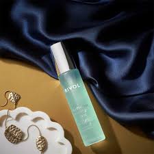 Applying RIVOLI L’Eau de Nuit N°02 – evening routine face & neck spray