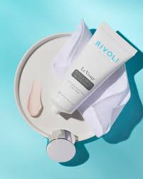 Applying RIVOLI Masque Détox & Purifiant – polish & detox for skin