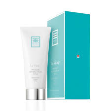 Applying RIVOLI Masque Réparateur on face, neck & décolleté for firming renewal