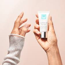 Hands before & after RIVOLI Les Mains 2.0 – reduced dark spots and improved density